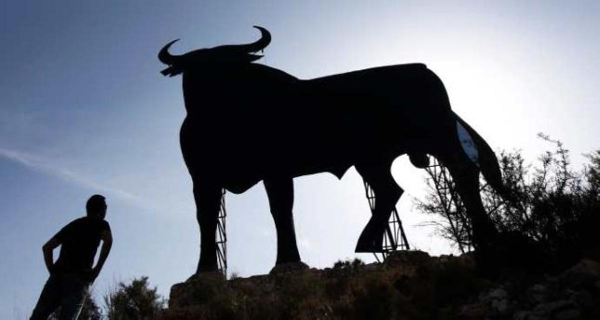 El toro de Osborne del Portichol, en Monforte del Cid, ya está completamente restaurado.