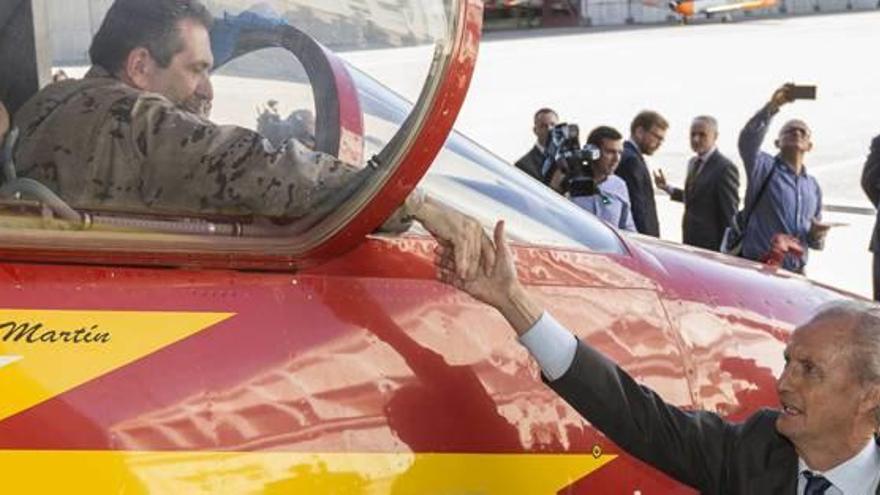 El ministro de Defensa en funciones, Pedro Morenés, saluda a un mecánico del caza C-101 de la patrulla Águila, durante su visita de ayer a la Academia General del Aire.