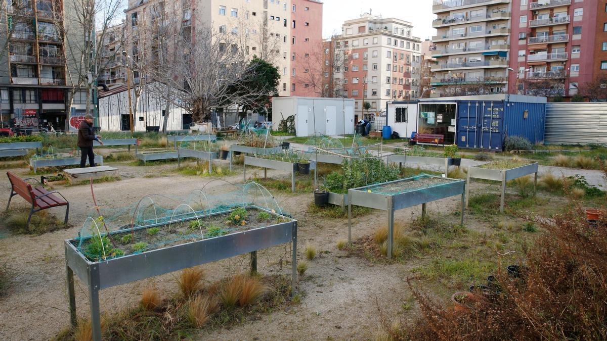 Estado actual del parque pendiente de urbanizar de la Colonia Castells, junto al Passatge de Piera en Les Corts