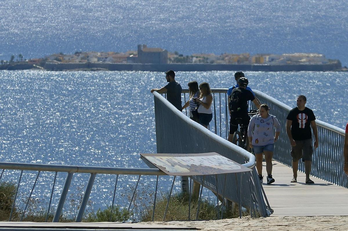 Las discotecas se situaban en el cabo de Santa Pola, en la imagen Tabarca vista desde el faro