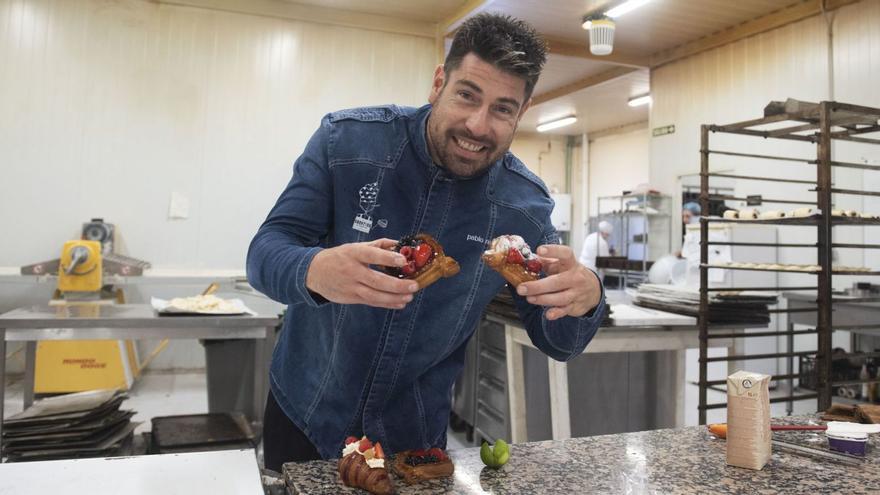 El pastelero Pablo Morales con sus cruasanes en el obrador de Habaziro. |  Casteleiro/Roller Agencia