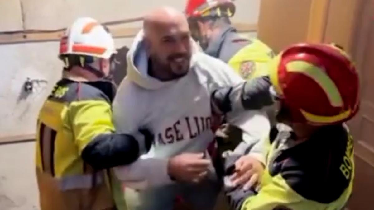 Rescatan a un hombre tras 5 horas atrapado en un ascensor por el apagón