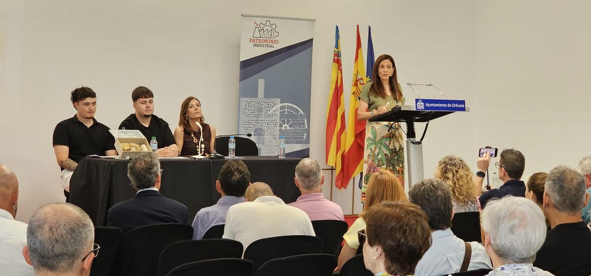 Los autores presentando el proyecto en el salón de actos de la antigua Caja de Ahorros de Monserrate