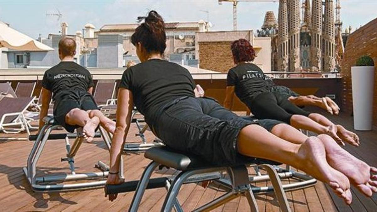 Ejercicios de pilates en silla en el gimnasio Metropolitan Sagrada Família.