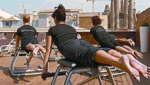 Exercicis de Pilates en cadira al gimnàs Metropolitan Sagrada Família.