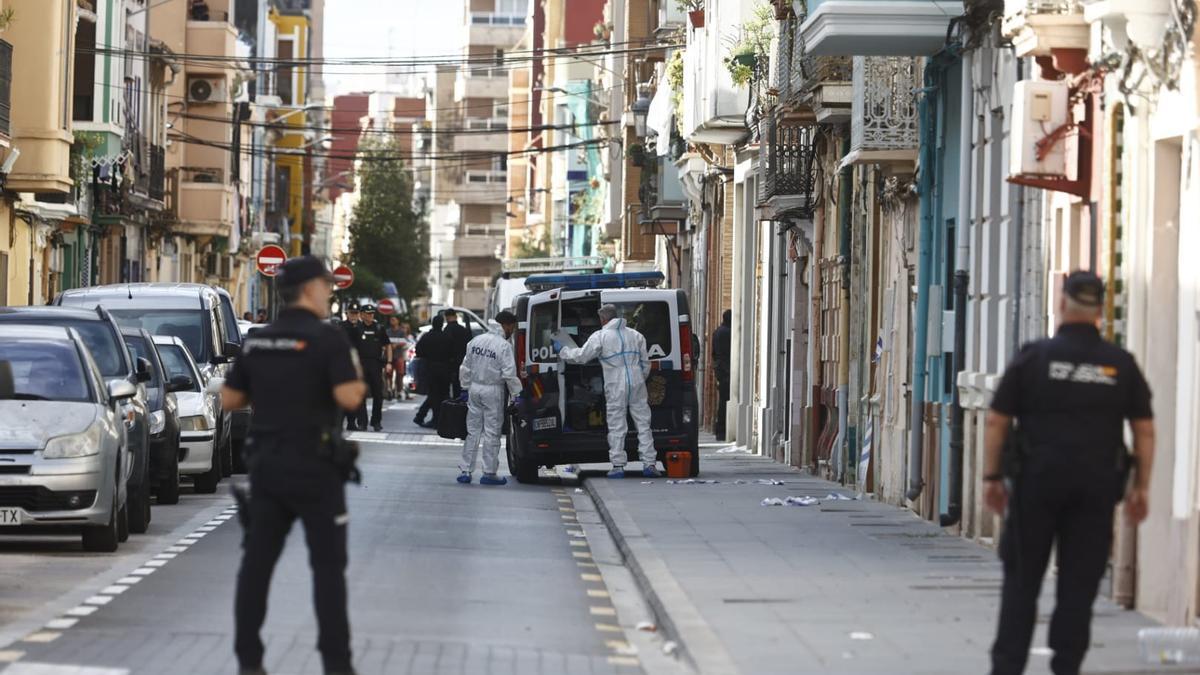 Un hombre se atrinchera en una casa del Cabanyal tras diparar a otro con una escopeta de perdigones