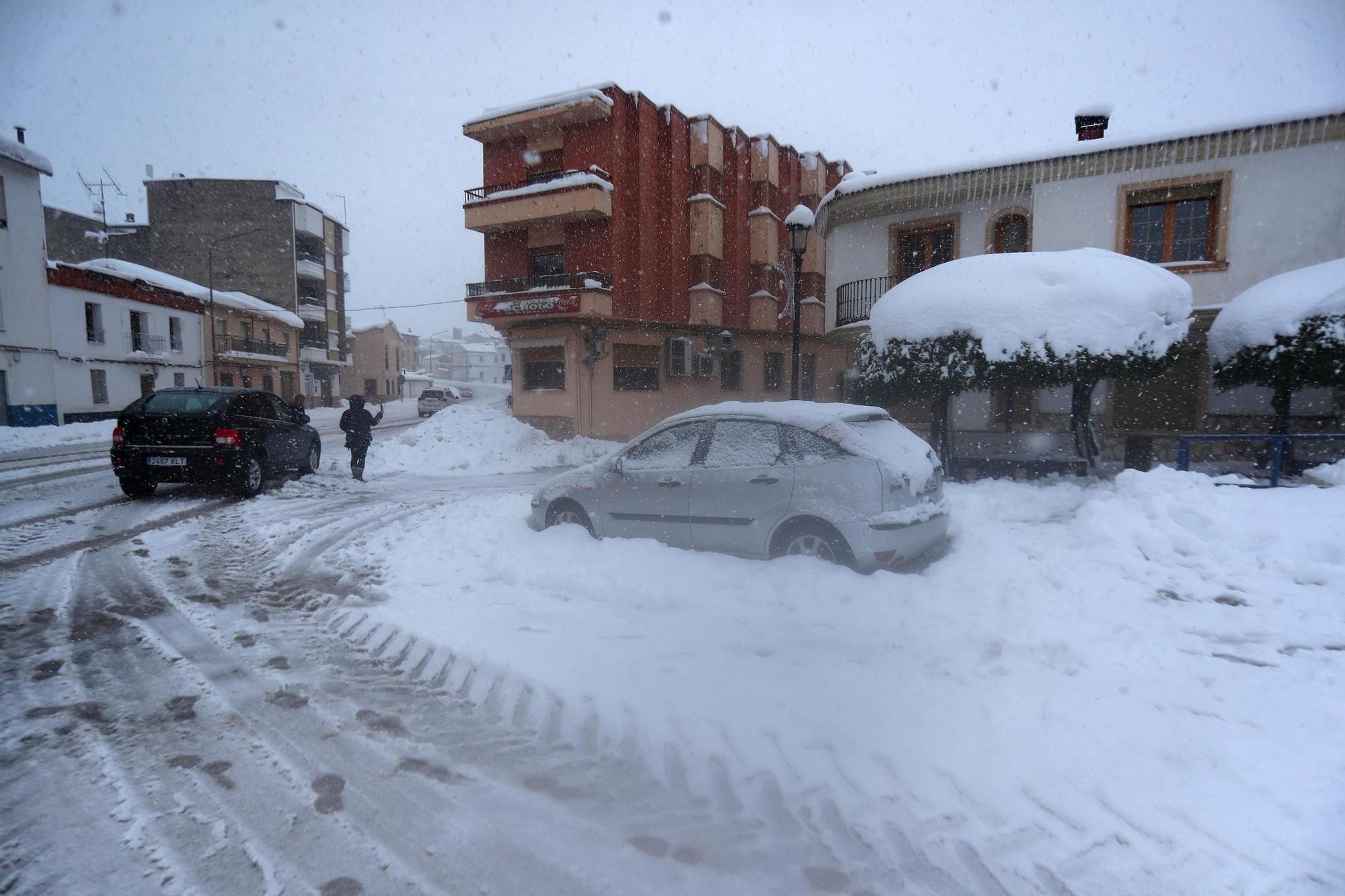 La nieve impide salir de casa en los pueblos del interior de la C. Valenciana