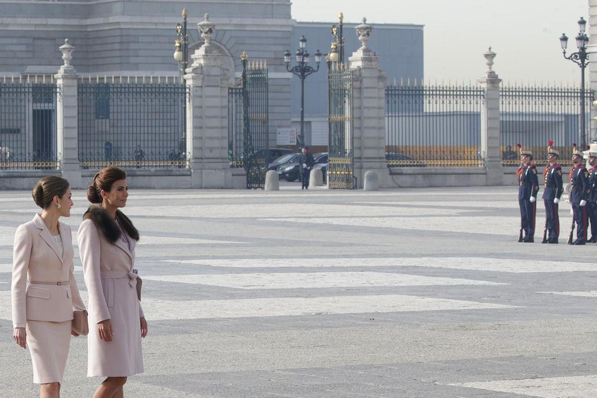 Letizia Ortiz recibiendo a Juliana Awada en el Palacio Real