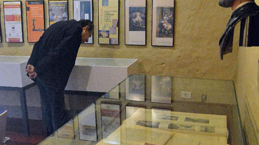 Un visitante observa un documento antiguo exhibido en la exposición.