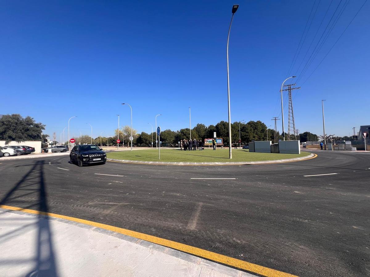 La nueva glorieta se sitúa en la intersección de las avenidas del Descubrimiento y Principal y la calle Julián Romea.