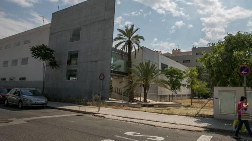 El albergue situado en Altabix, junto a la Ciudad Deportiva, y cerrado desde su construcción hace cinco años.