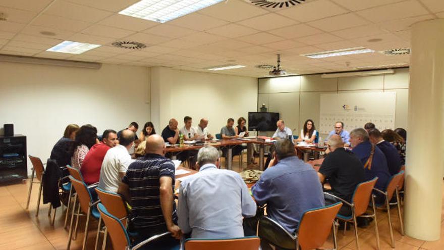 Un momento de la Mesa Sectorial de Sanidad celebrada en la sede tinerfeña de la Consejería, ubicada en la calle Pérez de Rozas de Santa Cruz.