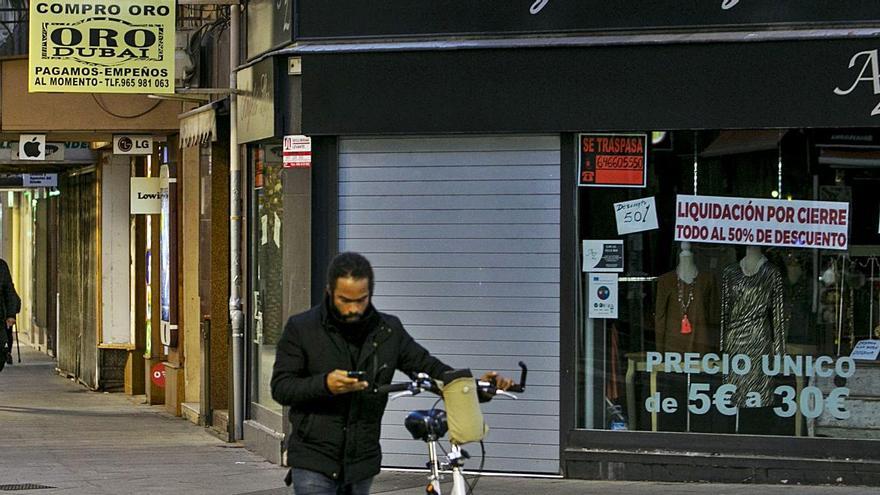 Calles comerciales con apenas viandantes y negocios cerrados ayer en el centro de Alicante.