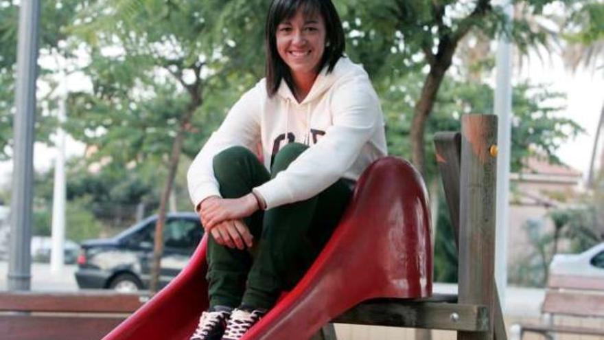 La tenista ilicitana Silvia Soler, ayer, en un parque infantil de Las Bayas.