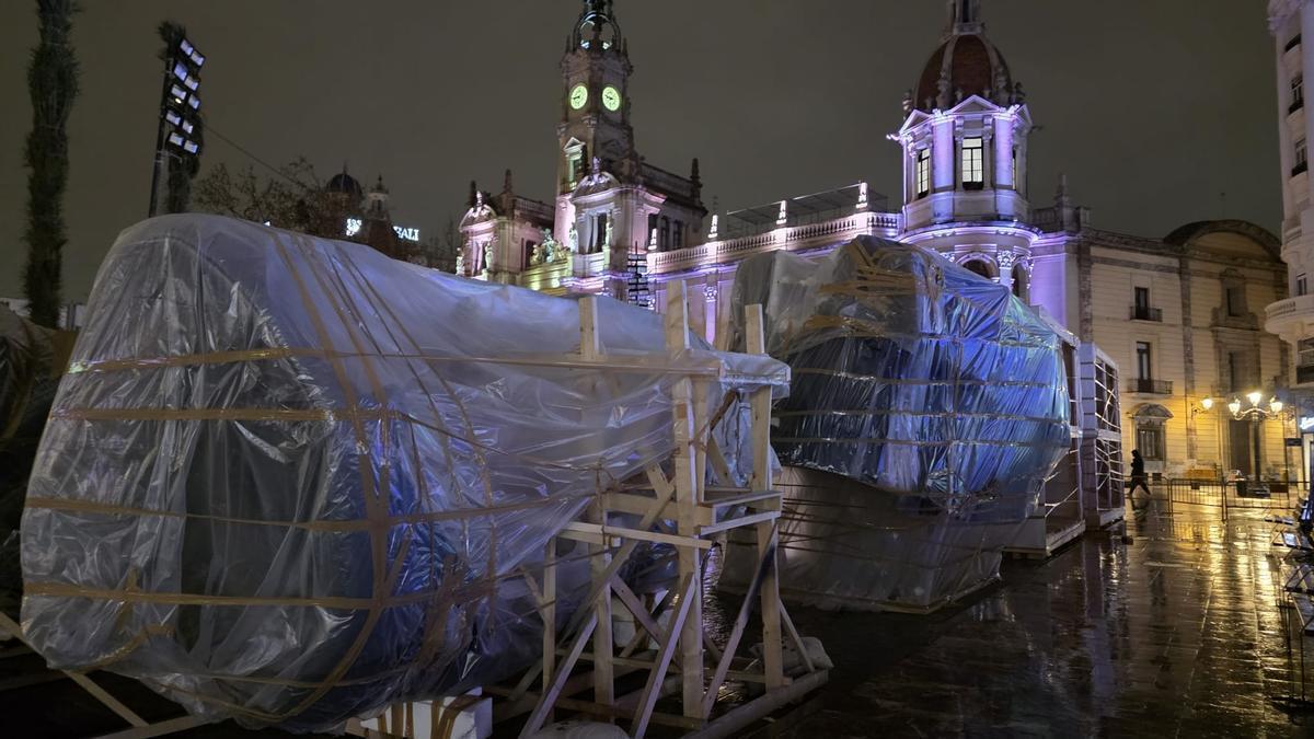 Llegan las primeras piezas de la falla municipal a la plaza del Ayuntamiento