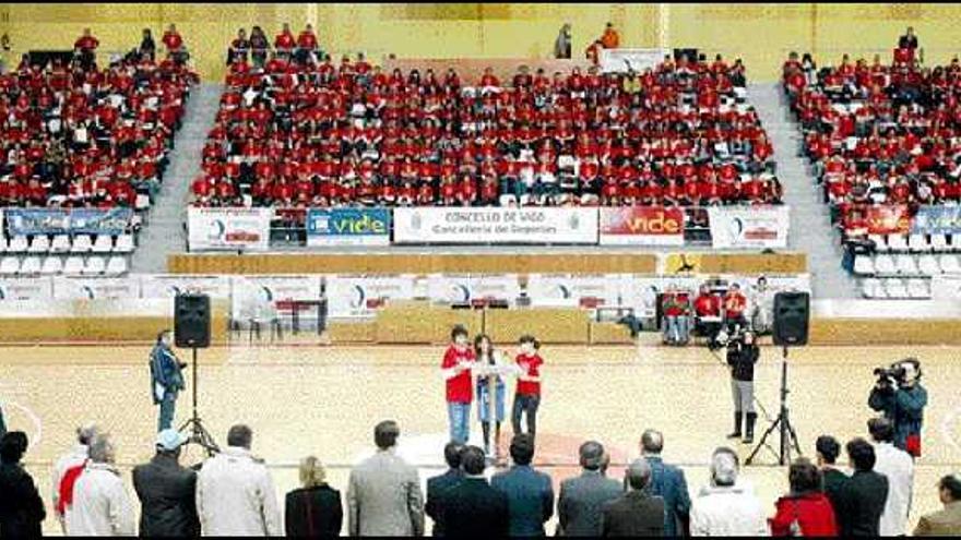 Aspecto que presentaba ayer tarde el pabellón de As Travesas durante la escenificación de apoyo a la Universiada protagonizada por los jóvenes. / rafa estévez