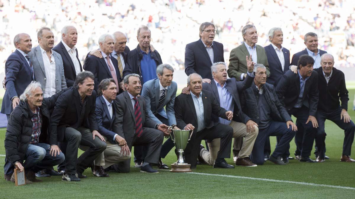 El Barça homenajeó a los héroes de Basilea en mayo de 2019, antes de un partido contra el Getafe (2-0) en el Camp Nou. De pie, de izquierda a derecha: Tente Sánchez, Albaladejo, Rexach, De la Cruz, Asensi, Costas, Migueli, Artola, Mora y Tarrés. Agachados (mismo orden): Ramos, Manolo, Esteban, Fortes, Lobo Carrasco, Torito Zuviría, Paco Martínez, Olmo, Félix y Àngel Mur