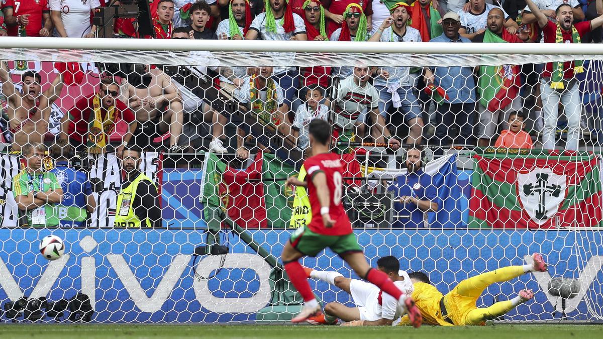Momento del gol en propia meta de Samet Akaydin, jugador de Turquía, en el partido frente a Portugal.