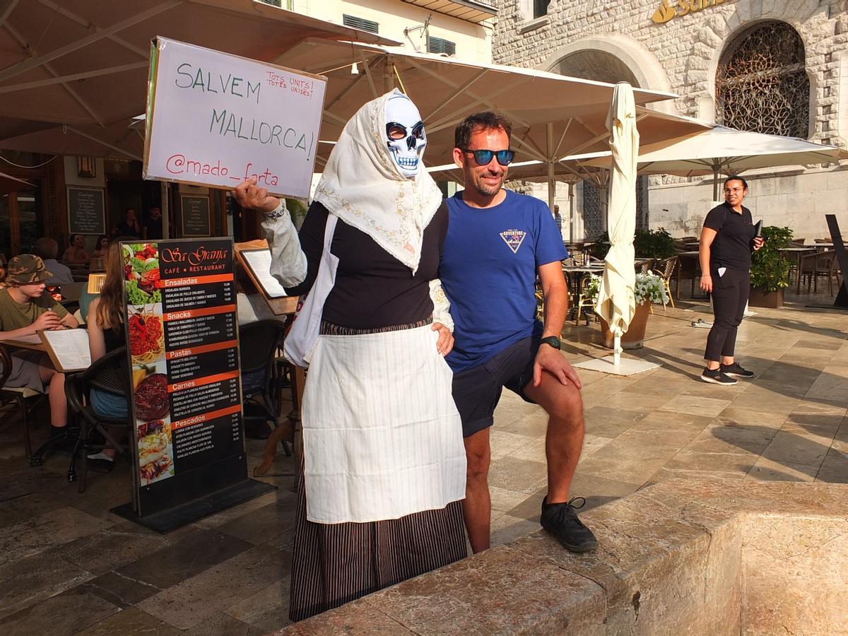 Madó Farta, l'activista darrere la pagesa-calavera: «Els turistes no són l’enemic; són una conseqüència d’un model»