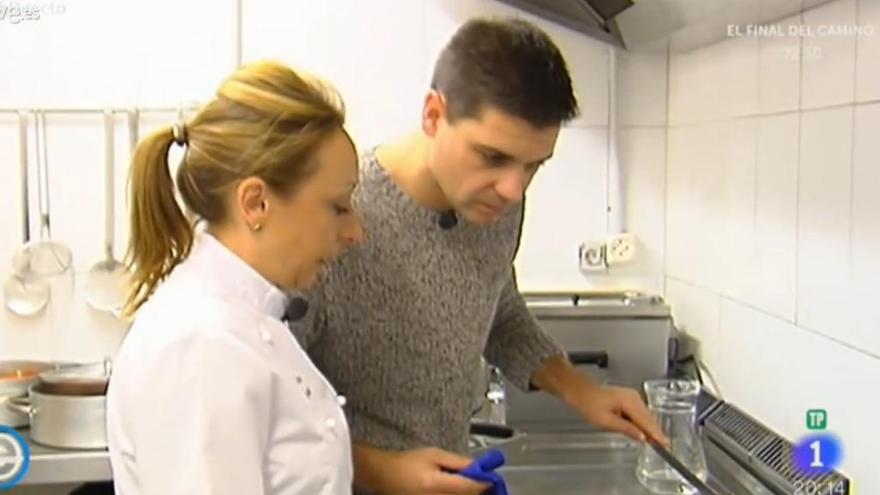 Sergio Fernández junto a la cocinera del restaurante de Puebla de Sanabria