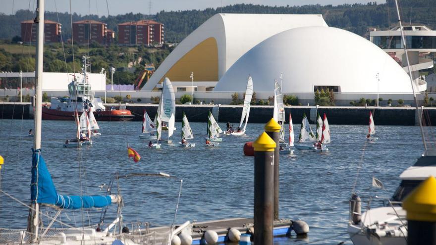 Veleros en la ría de Avilés con el Centro Niemeyer al fondo, en una imagen de archivo. | Ricardo Solís