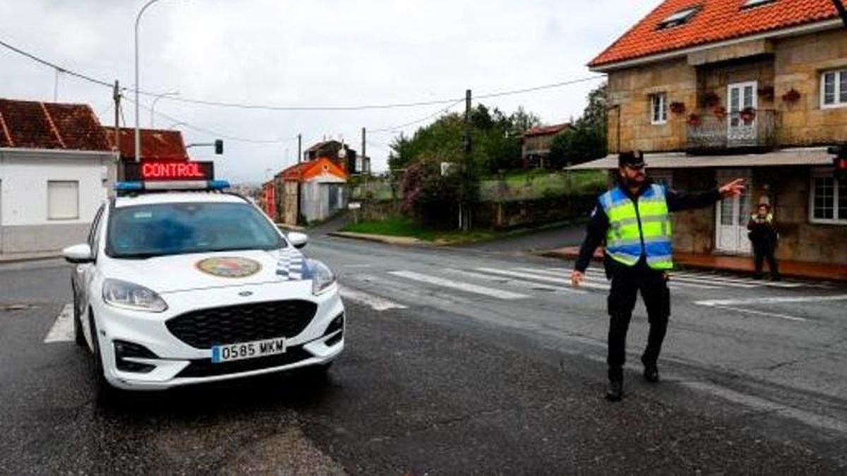 Un agente durante un control en Vilagarcía.