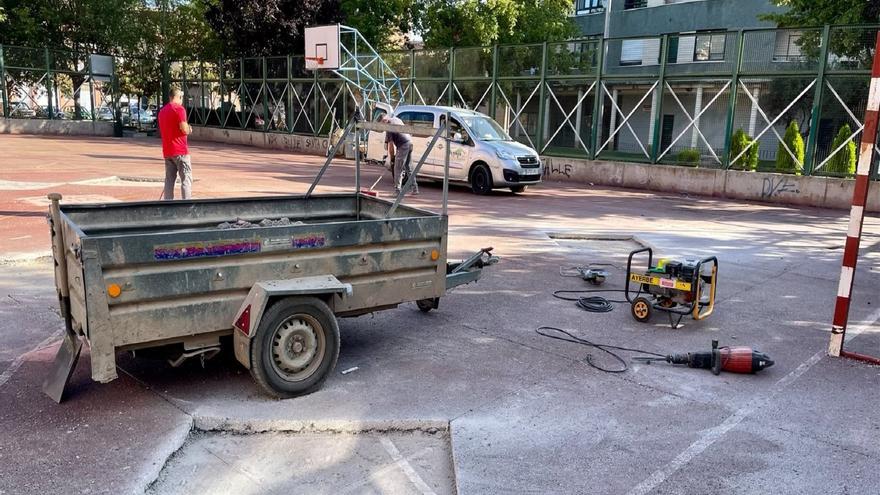 Benavente: Obras acomete una reparación provisional de la pista deportiva de Santa Clara