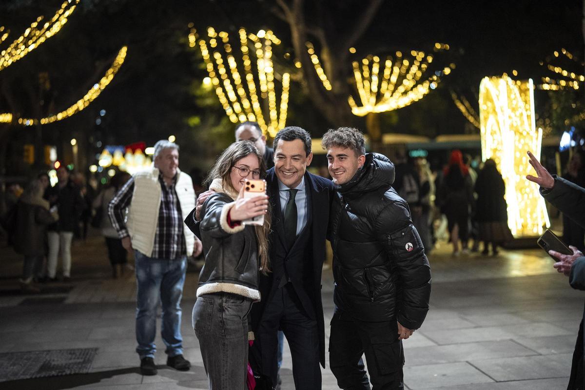 Juanma Moreno con jóvenes durante la grabación de su discurso
