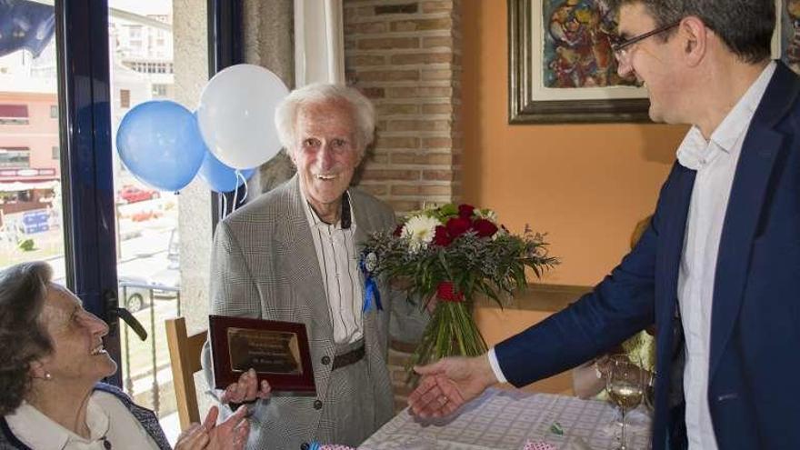 Vicente Sobrino recibió la visita del alcalde, Antonio Lomba. // FdV