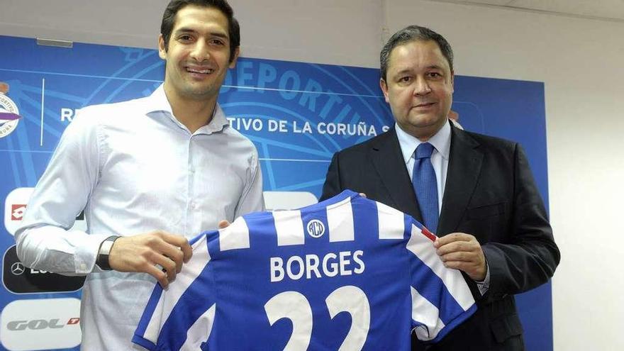 Celso Borges con Tino Fernández, durante la presentación del futbolista en enero de 2015.