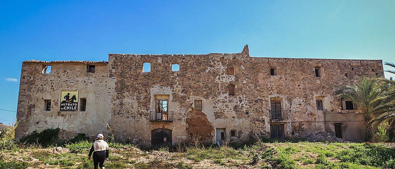 Entrada principal a la alquería, que ha perdido buena parte de sus tejados.