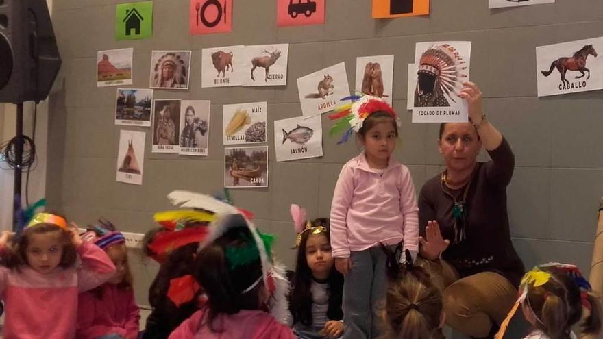 Niños participando en uno de los talleres del plan &quot;El arte de hacer el indio&quot;.