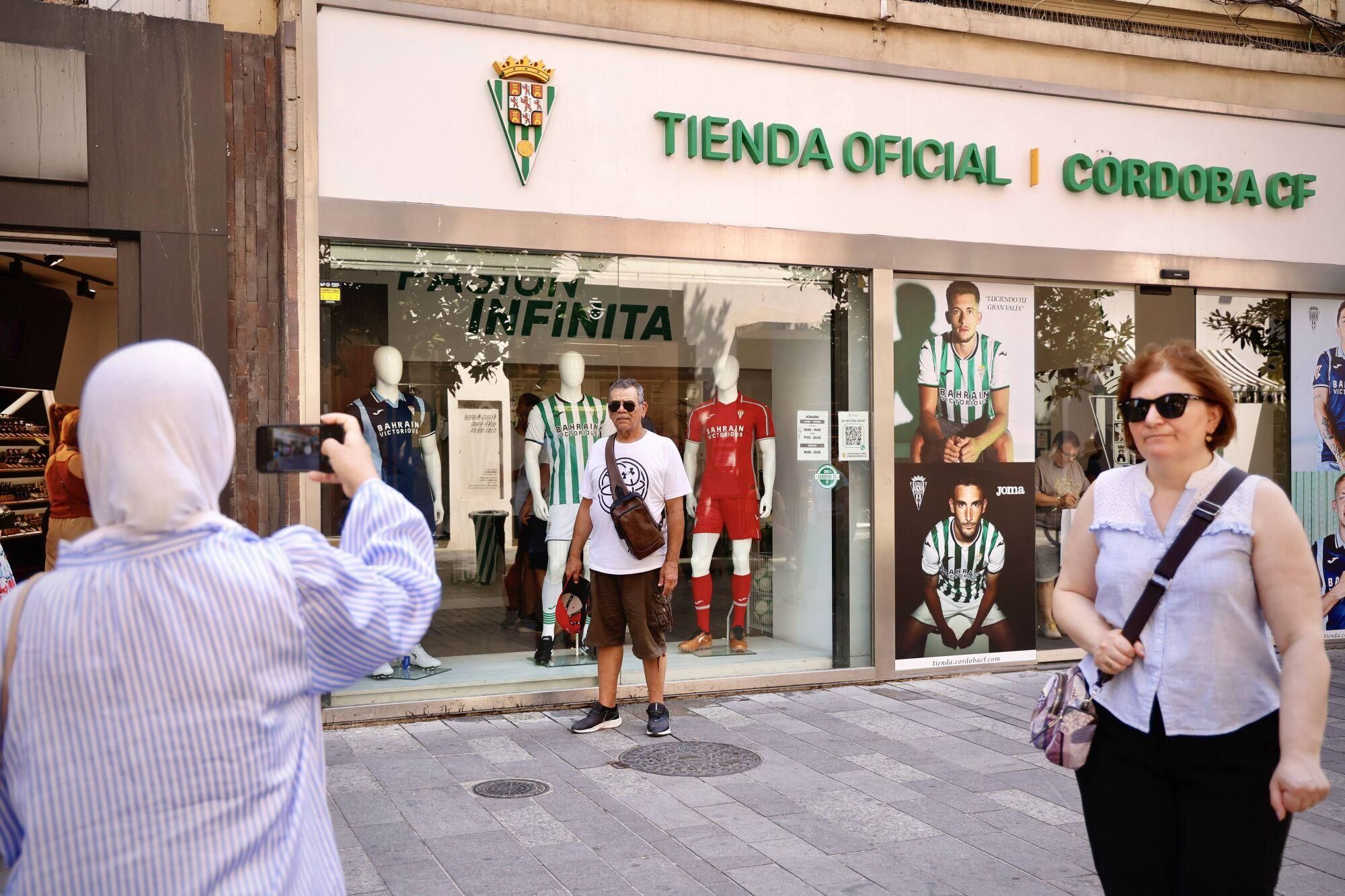 La afición del Córdoba CF, entre la nostalgia y la ambición con sus nuevas camisetas
