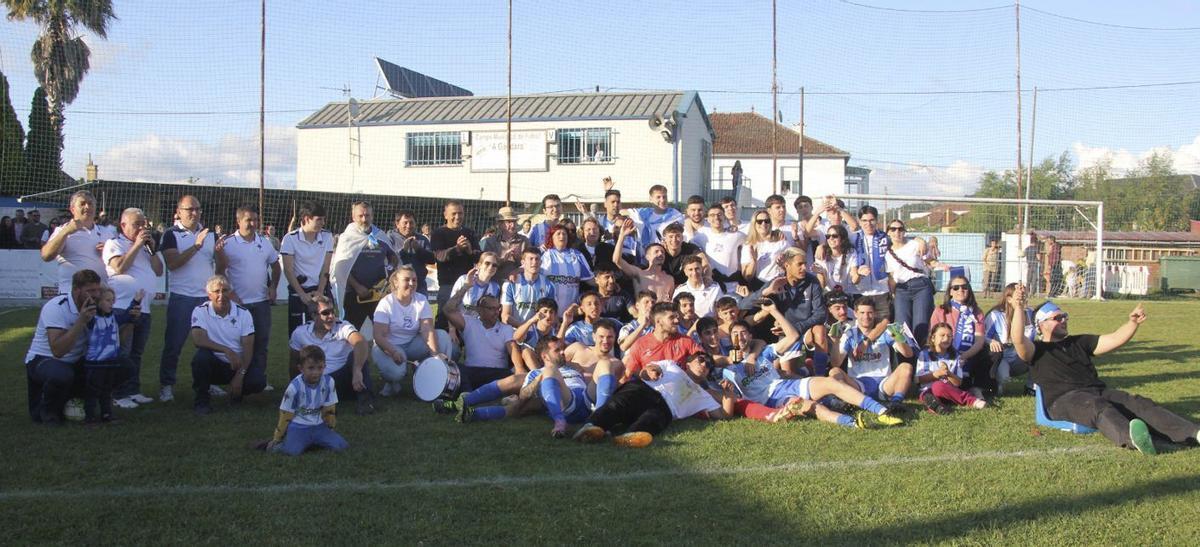 Equipo y afición del CF Guillarei celebra el ascenso a Segunda en el campo de La Bombonera. | D.P.