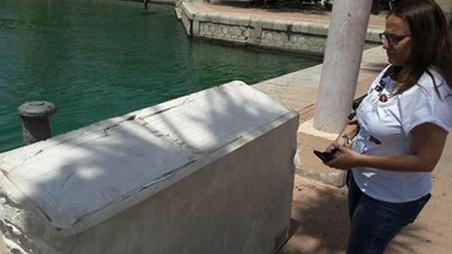 La edil de Memoria Histórica, María José Espuch, observa ayer el acto vandálico en el Puerto.