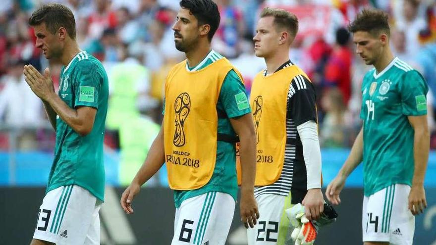 Müller, Khedira, Ter Stegen y Goretzka se retiran cabizbajos del partido contra Corea del Sur que supuso su adiós al Mundial. // Michael Darder