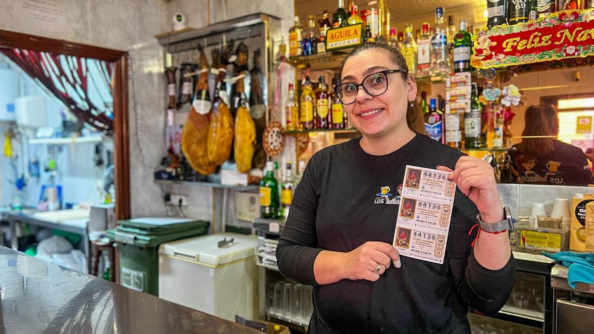 Miriam Gómez, del bar Los Amigos, asegura que espera ser afortunada un año más.