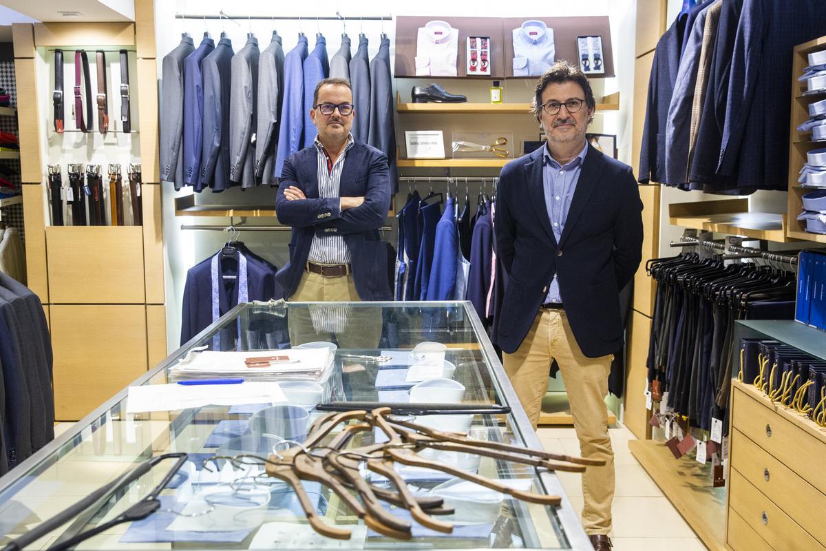 Carlos y Vicente Benavent en el comercio.
