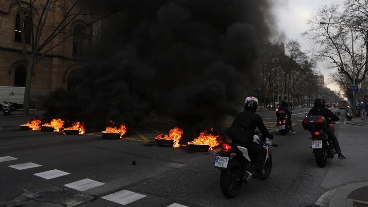 Motoristas sortean las barricadas dispuestas en la Gran Via.