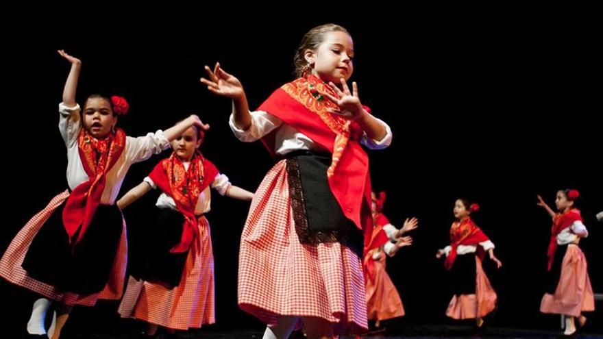 El teatro López de Ayala acoge el Festival de Folklore en la Escuela