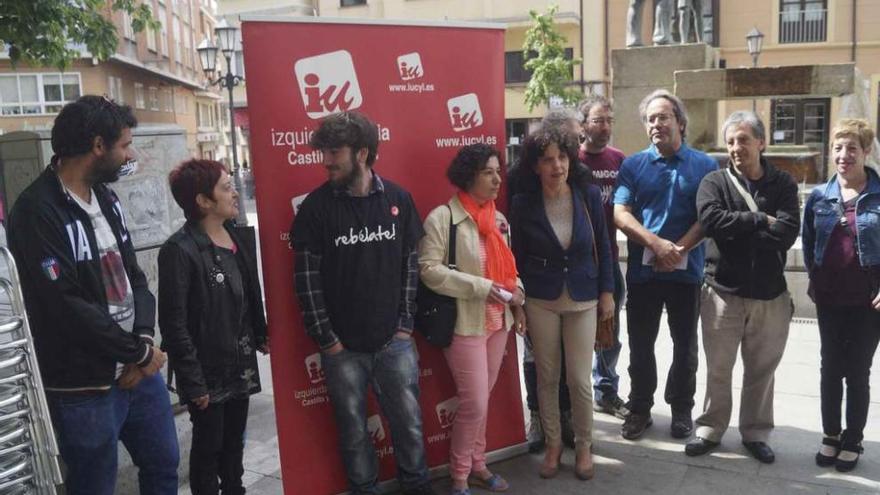 Miembros de Izquierda Unida en la plaza del Maestro.