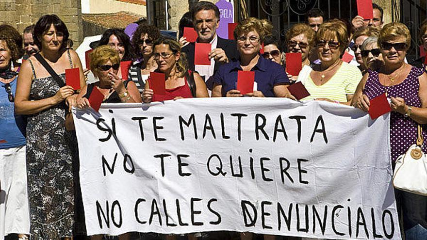 El delegado del Gobierno, Miguel Alejo, participa en el acto contra la violencia de género celebrado en Bermillo.