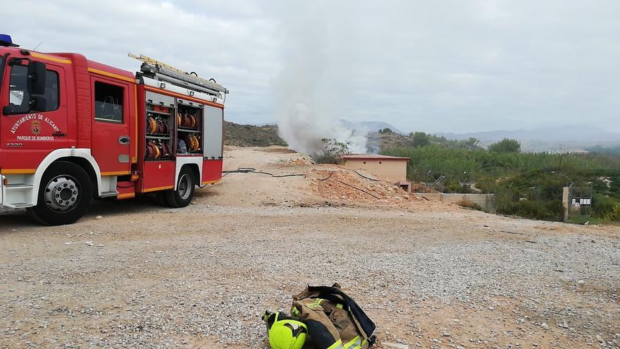 Los Bomberos sofocan un incendio de matorrales en la finca de una pirotecnia de Alicante