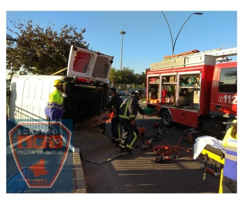 Dos heridos tras colisionar una furgoneta con un camión en Lorca