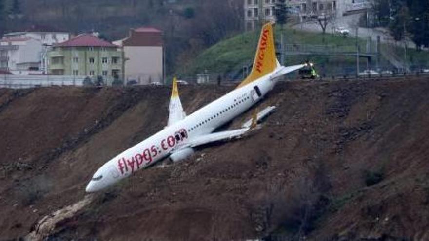 L&#039;avió, a punt de precipitar-se al mar.