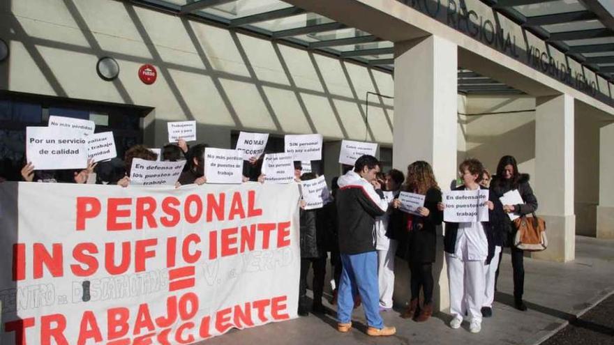 Los trabajadores del Virgen del Yermo, ayer, durante la protesta.