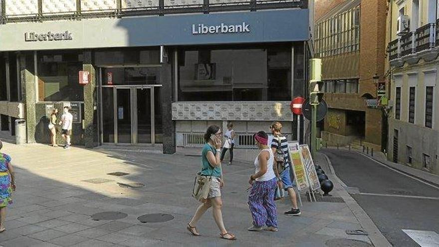 Liberbank transforma en un año 25 oficinas de Extremadura en agencias financieras