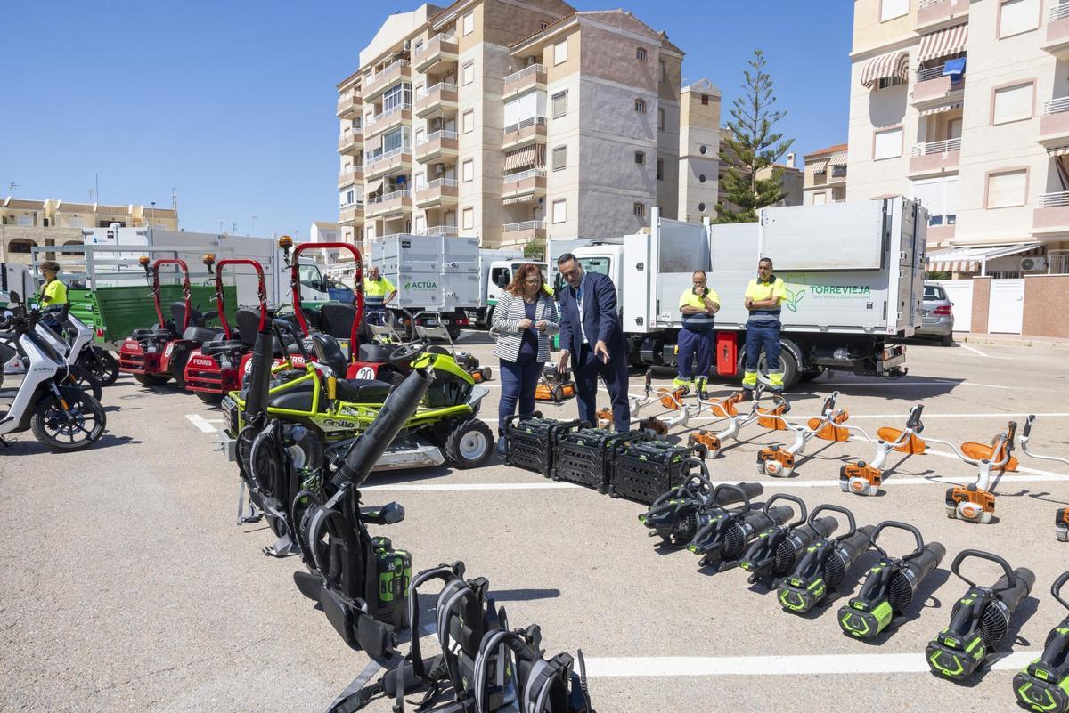 Nuevos medios de la contrata de mantenimiento de zonas verdes en Torrevieja que realiza Actúa