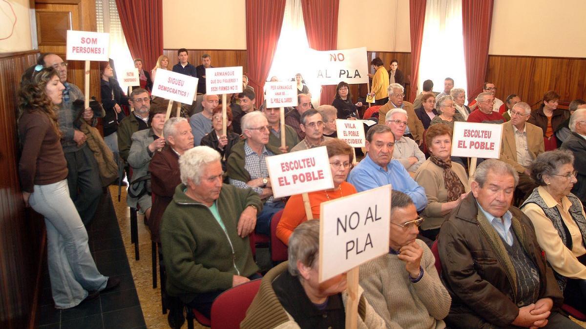 L’ambient caldejat durant un ple a l’Ajuntament de Figueres a les acaballes del 2006.