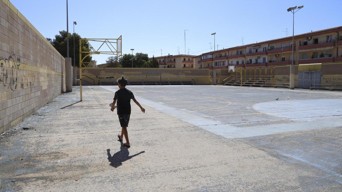 Un niño camina por el polideportivo de Colonia Requena tras la limpieza que se produjo en agosto.